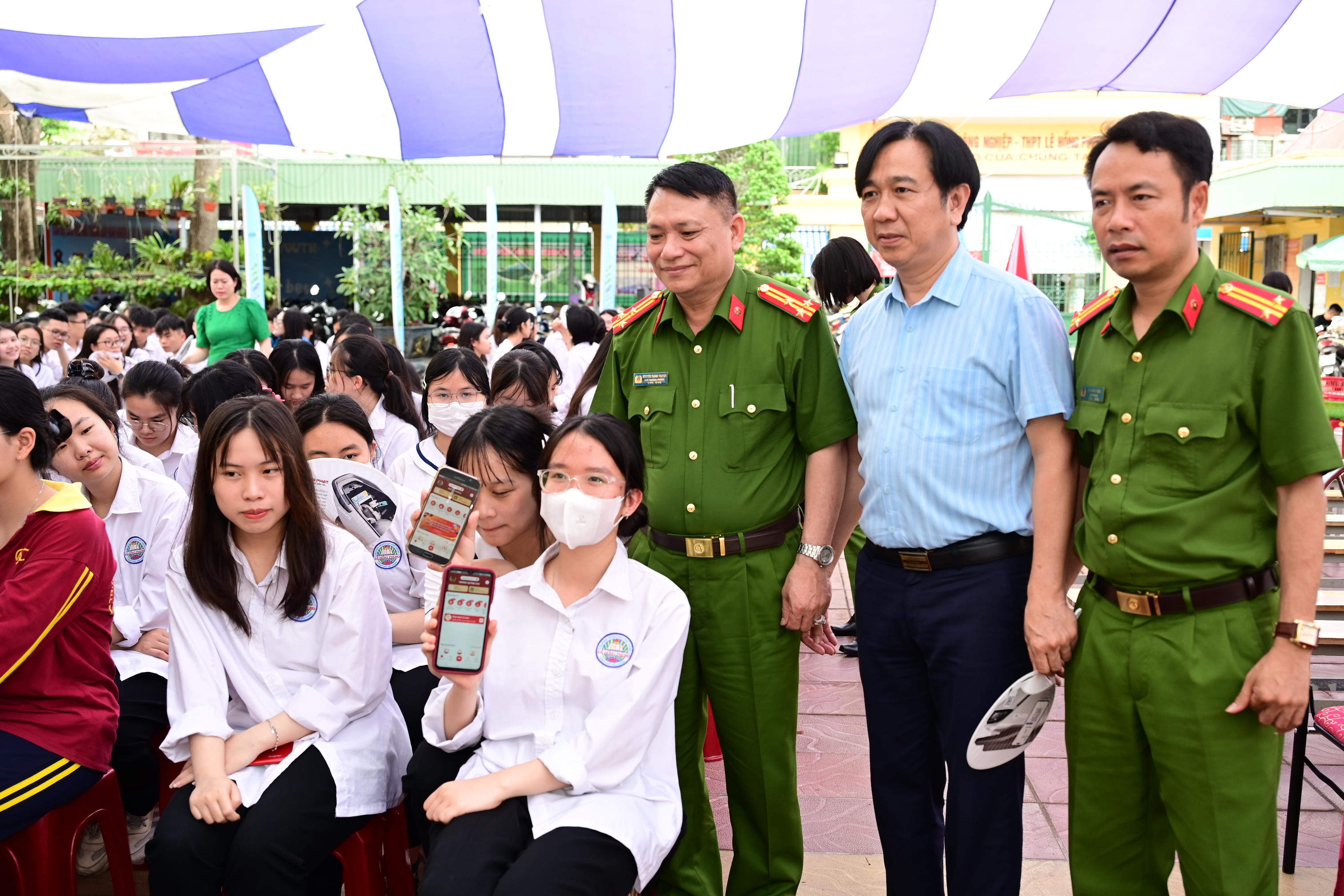 Lấy ý kiến người dân, doanh nghiệp đánh giá công tác cải cách hành chính trong CAND qua ứng dụng VNeID